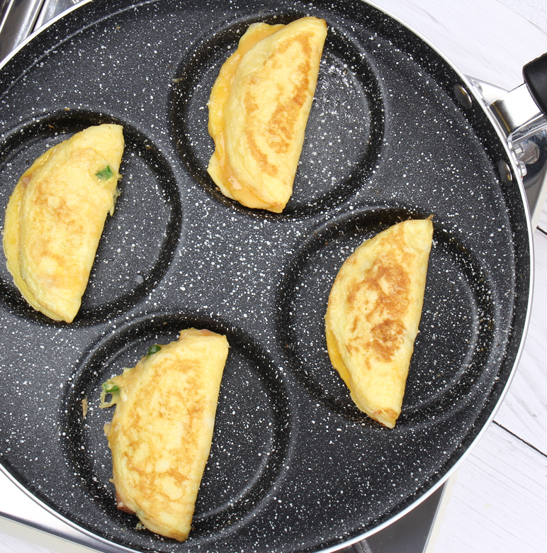 Nonstick Pancake Egg Pan with 4-Cup Capacity - Ideal for Gas Stove and Induction Cooker